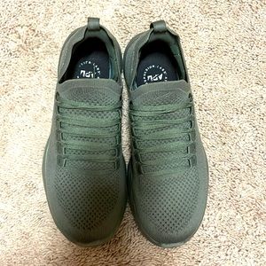 Army green APL’s.  Size 7.